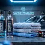kit de estética com garrafas de shampoo automotivo, toalhas e cera