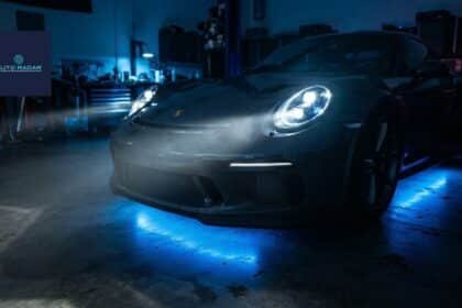 Conjunto de farois automotivos com projecao de luz branca de kits de lampada led automotiva vindas de um automóvel esportivo