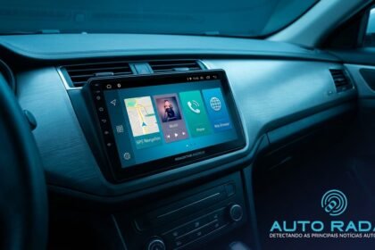painel de altomóvel com uma central multimídia oferecendo várias opções de entrtetenimento e informação
