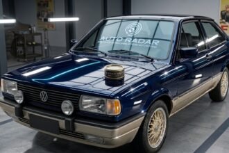 numa garagem, o reluzente gol gti, ostenta em seu capô uma lata de cera de carnauba