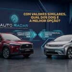 Garagem hightech com dois modelos de automóveis, Toyota Corolla Cross e BYD Dolphin plus colocados quase frente a ferente, a 45º